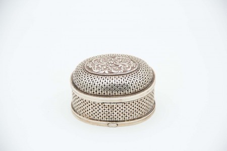 Guarda jóias em prata de forma oval micro perfurada